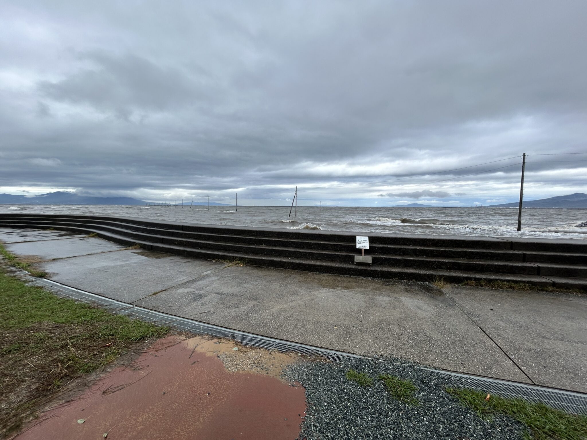 熊本観光・長部田海床路に行ってきた！海から電柱が並ぶ不思議な光景 | ちょっとイイとこに泊まってみたい