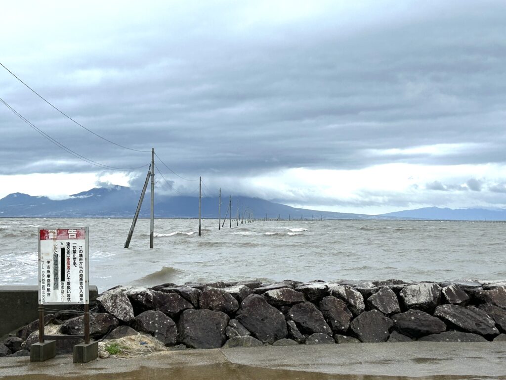 熊本観光・長部田海床路に行ってきた！海から電柱が並ぶ不思議な光景 | ちょっとイイとこに泊まってみたい